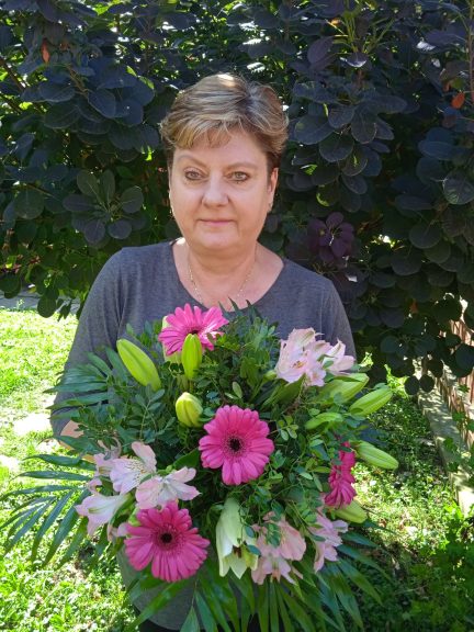 Marcela s květinovou vazbou